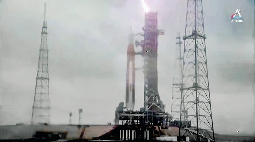 NASA二次登月 火箭發射塔被閃電擊中