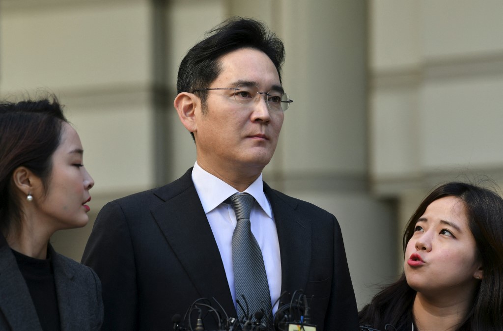 韓國商業遊說團體日前呼籲赦免韓國三星電子副會長李在鎔等企業家。圖為2019年10月25日，李在鎔在首爾高等法院接受重審後離開。（Jung Yeon-je / AFP）