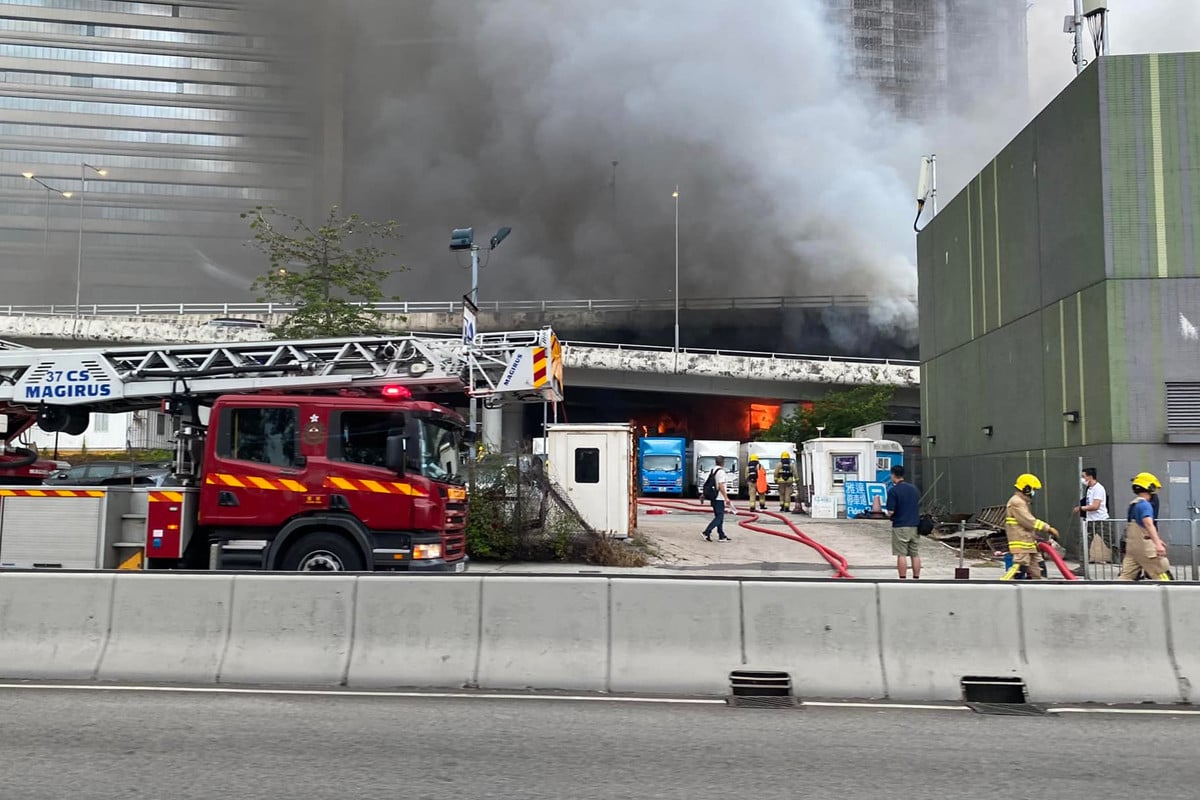 荃灣海角街一個建築地盤今早發生三級火警，2人受傷。消防人員動用三隊煙帽隊開4條喉灌救。（「香港突發事故報料區」Facebook）