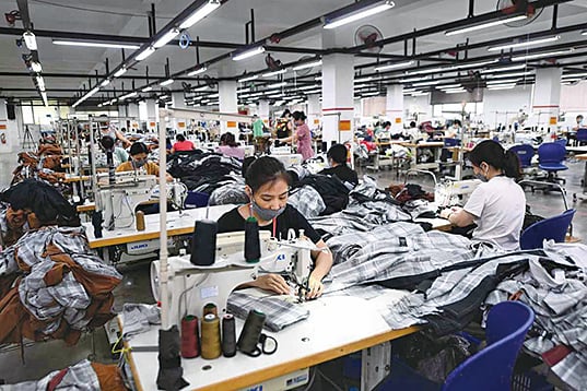 工人們正在越南首都河內的Maxport工廠工作，該工廠為各種紡織服裝品牌生產運動服。此圖攝於2021年9月21日。（Nhac NGUYEN / AFP）