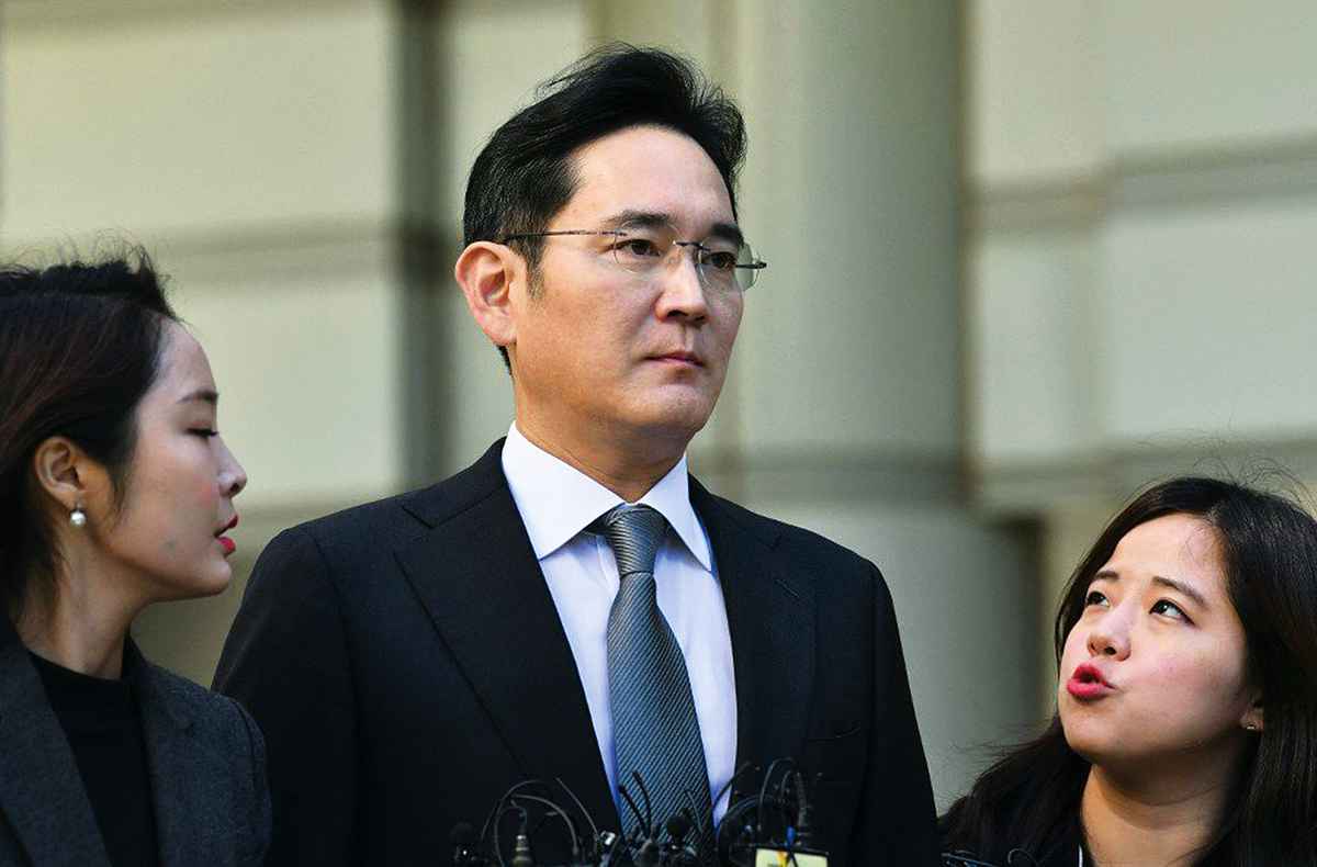 南韓商業游說團體日前呼籲赦免南韓三星電子副會長李在鎔等企業家。圖為2019年10月25日，李在鎔在首爾高等法院接受重審後離開。（Jung Yeon-je / AFP）