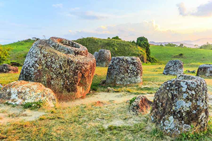 考古學家在印度發現神秘巨大石罐