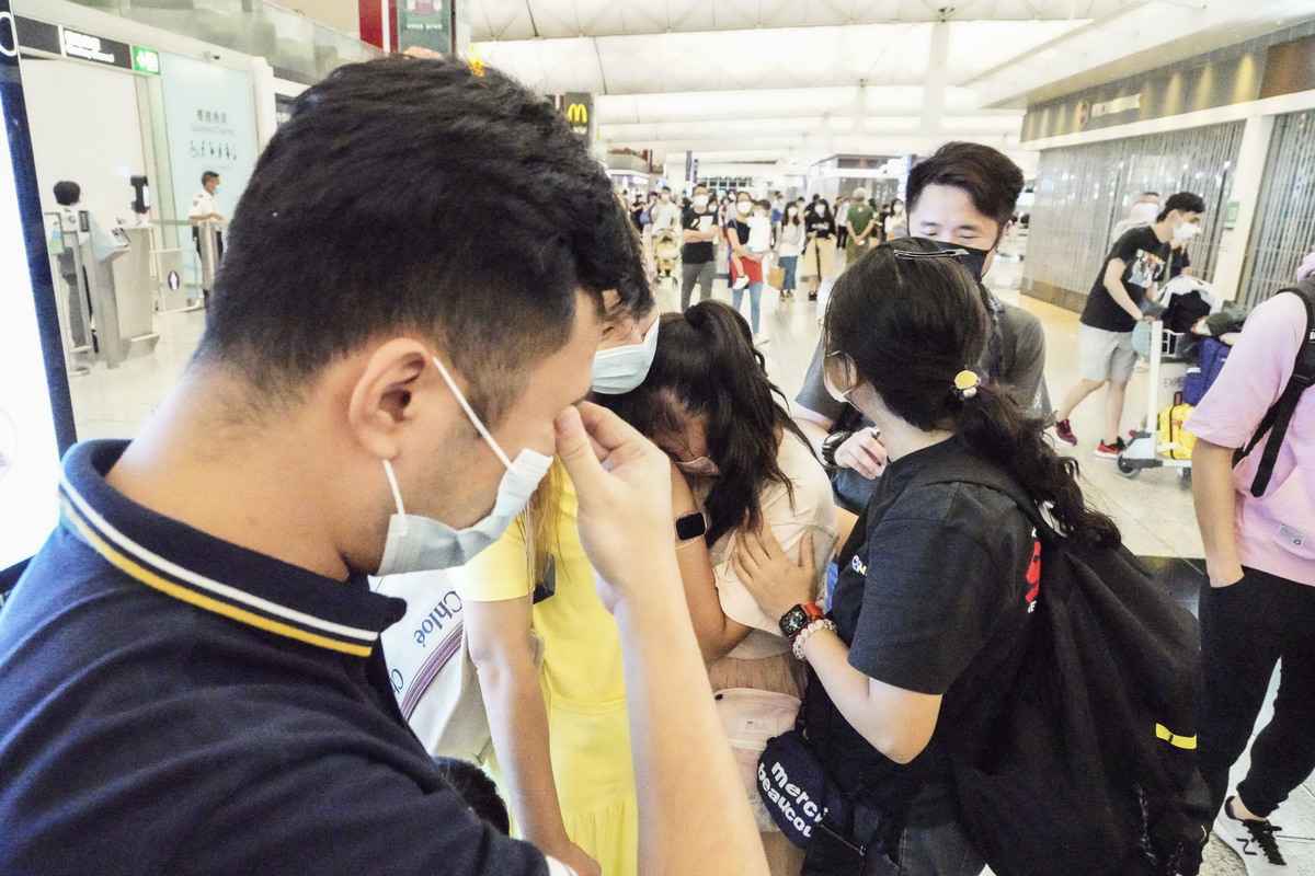 2020年國安法通過之後，香港機場離境大堂幾乎每天都有很多家庭推著十幾箱行李離開香港。（余鋼／大紀元）