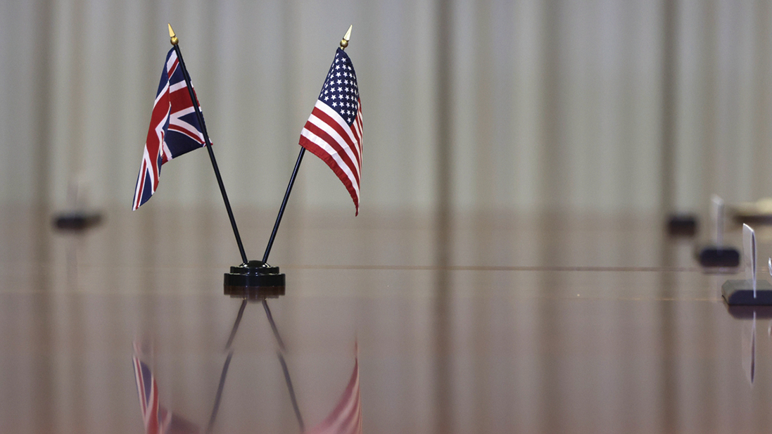 英媒引述訊息稱，美英兩國曾舉行「最高級別」會談，商討如何展開更緊密的合作，共同應對中共對台灣的軍事威脅。圖為美國和英國的國旗示意圖。（Alex Wong/Getty Images）	