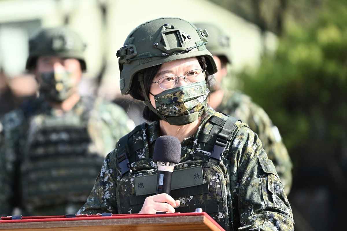 2022年3月12日，台灣總統蔡英文在桃園軍事基地視察預備役人員訓練時發表講話。她說，面對（中共）日益嚴重的威權威脅，台灣人民致力於捍衛自己的國家和生活方式。（Sam Yeh / AFP）