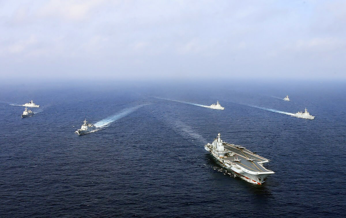 圖為2018年4月遼寧號與其它艦艇在海上演習。（AFP）