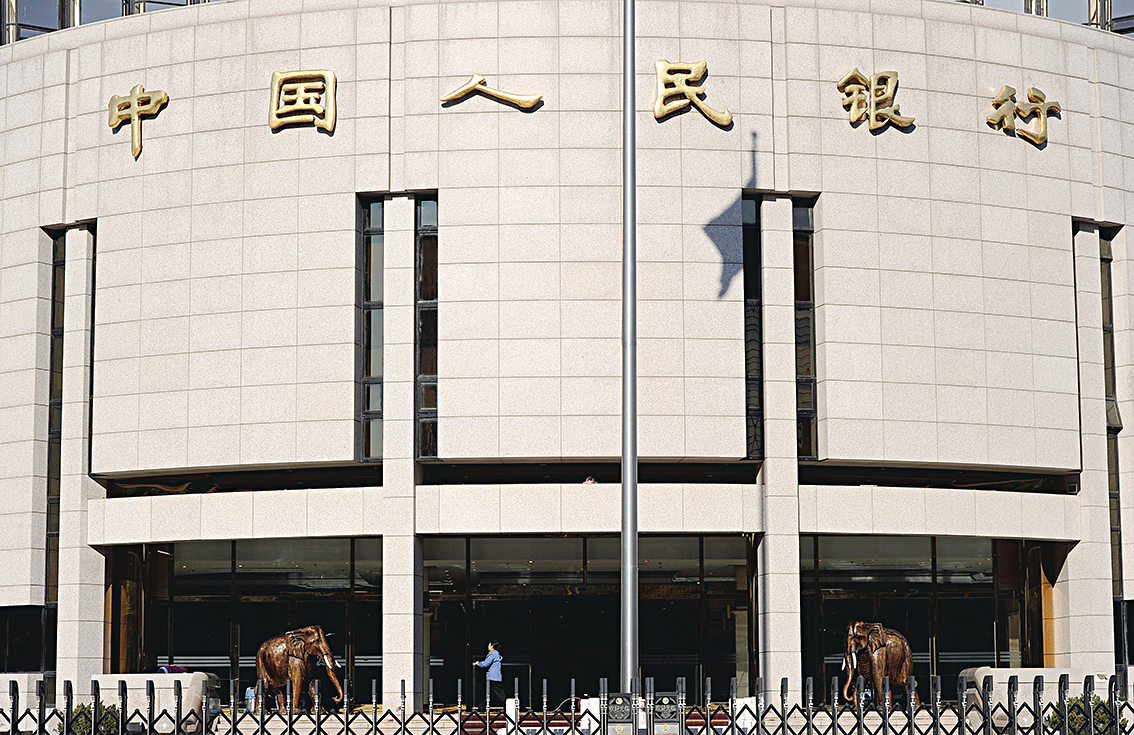 中共央行在4月25日宣布，5月15日起調低外匯存準率，降低1個百分點。外界認為，目的是阻止資金出逃。學者認為，中國經濟比想像的還糟，可能面臨金融倒閉潮的骨牌效應。圖為中國人民銀行。（Liu Jin/AFP/Getty Images）