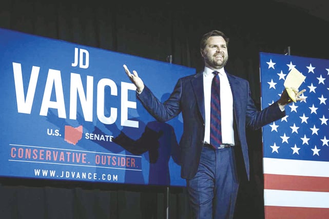 共和黨參議院候選人萬斯（J.D. Vance）贏得黨內初選後，於在俄亥俄州辛辛那提市杜克能源會議中心舉行的選舉之夜活動中登台亮相。（Drew Angerer/Getty Images）