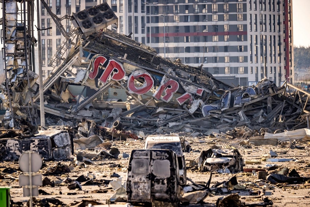 2022年3月21日，烏克蘭首都基輔西北部一個住宅區內的購物中心被俄羅斯軍隊炮擊摧毀。（FADEL SENNA / AFP）