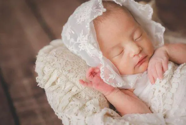 天王周杰倫與妻子昆凌結婚八載，今年1月宣佈懷有第三胎，幼女目前已經出生。周杰倫昨晚（6日）在社交網站上載初生女兒的照片，並感謝上帝賜予這份美麗的禮物。（周杰倫 Instagram 照片）