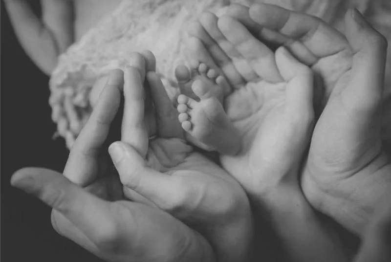 昆凌亦分享了一張與丈夫一起抱著女兒雙腳的照片。（昆凌 Instagram 照片）