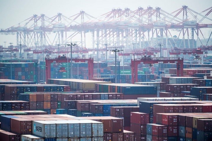 封城下的上海港持續擁堵 數百艘貨船等待卸貨