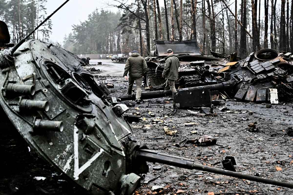 2022年4月2日，烏克蘭首都基輔以西的德米特里夫卡村（ Dmytrivka ）被摧毀的俄羅斯坦克和裝甲運兵車。（Genya SAVILOV / AFP）