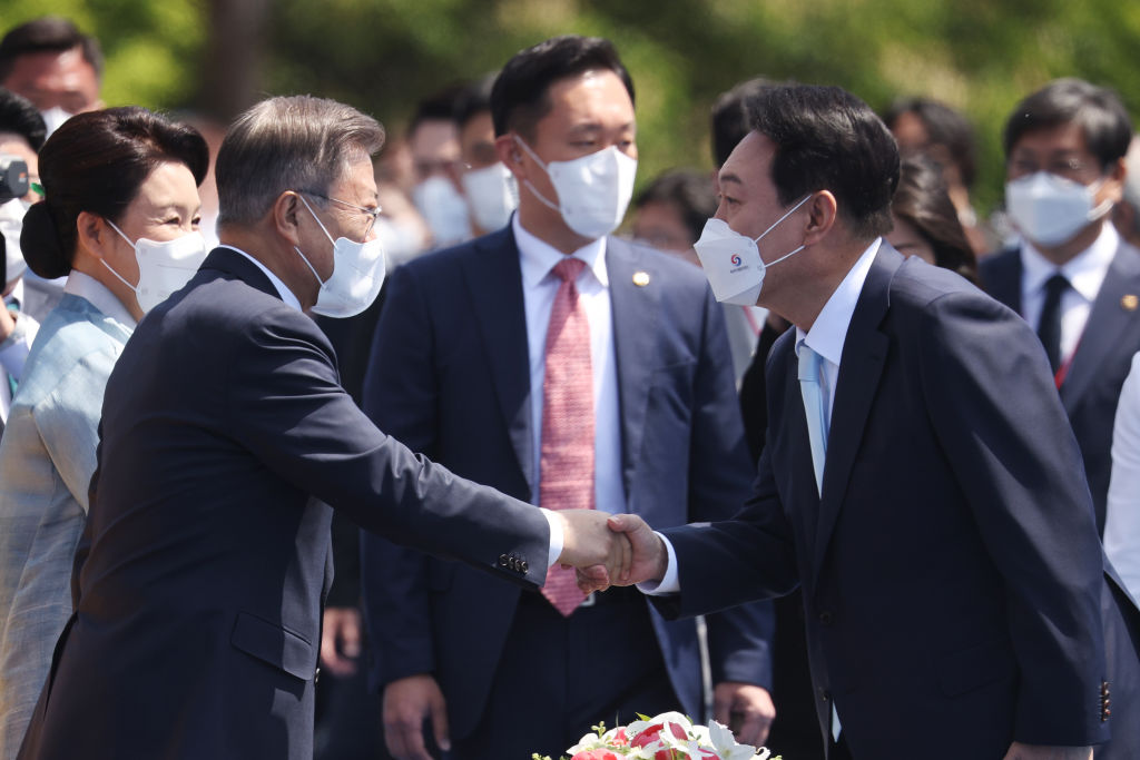 圖為2022年5月10日，在韓國首爾舉行的第20屆總統就任儀式上，韓國新任總統尹錫悅與前總統文在寅握手。（Kim Hong-Ji - Pool/Getty Images）