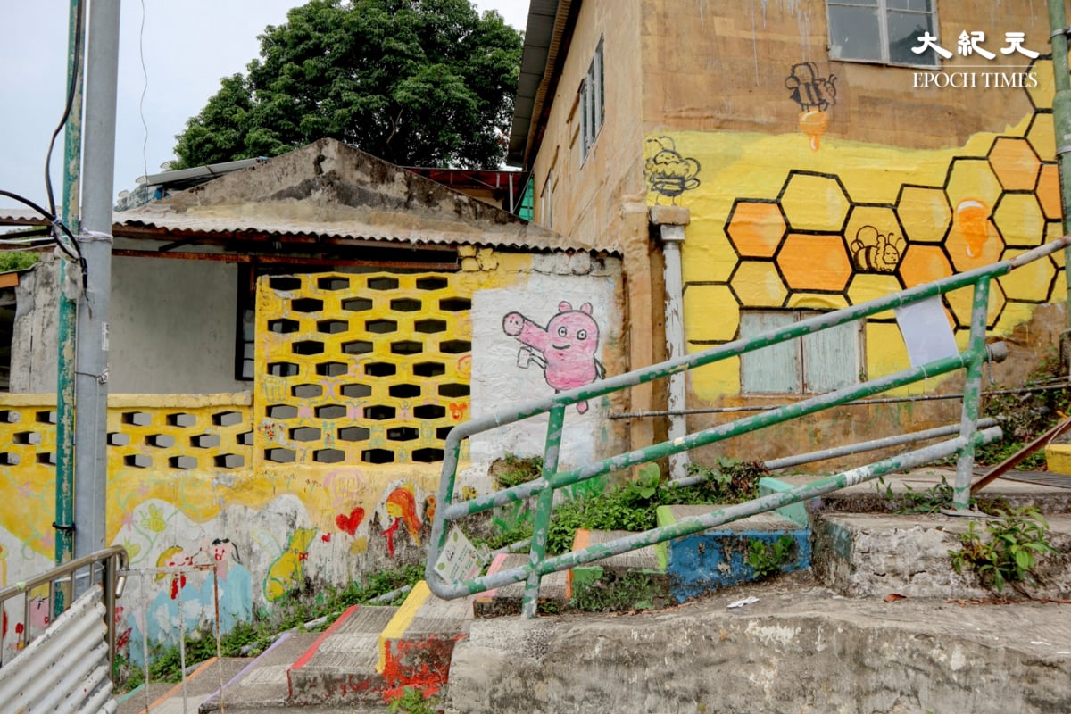 以黃色的蜂蜜為主題， 牆壁上塗滿了六角形的蜂蜜， 還有一隻可愛的粉紅小豬。（樂樂／大紀元）