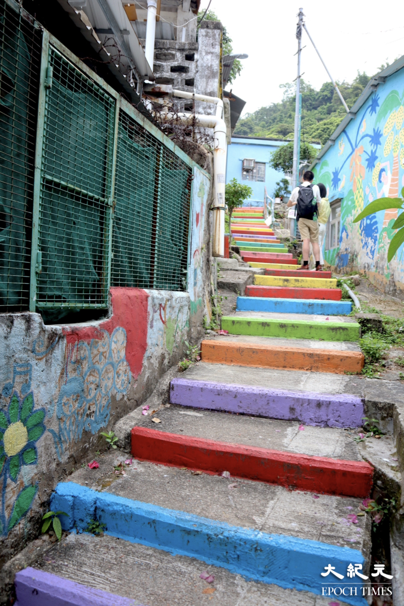 村內色彩繽紛的彩虹樓梯。（樂樂／大紀元）