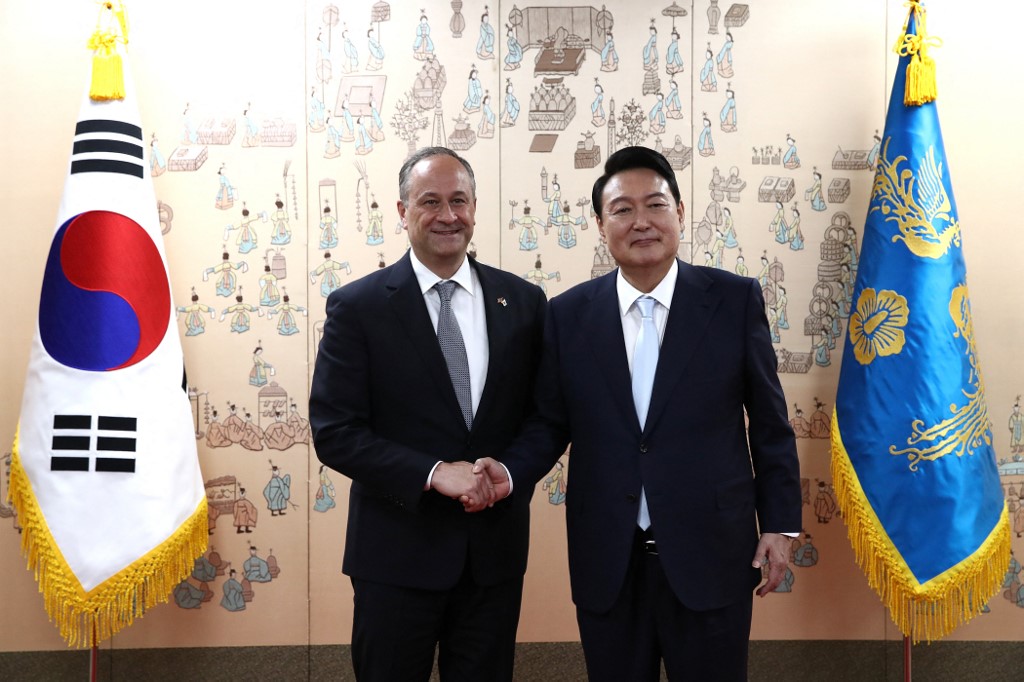 圖為2022年5月10日，韓國總統尹錫悅在首爾舉行就職典禮後，與美國副總統卡馬拉·哈里斯（Kamala Harris）的丈夫道格拉斯·埃姆霍夫（Douglas Emhoff）握手。（Chung Sung-Jun / POOL / AFP）