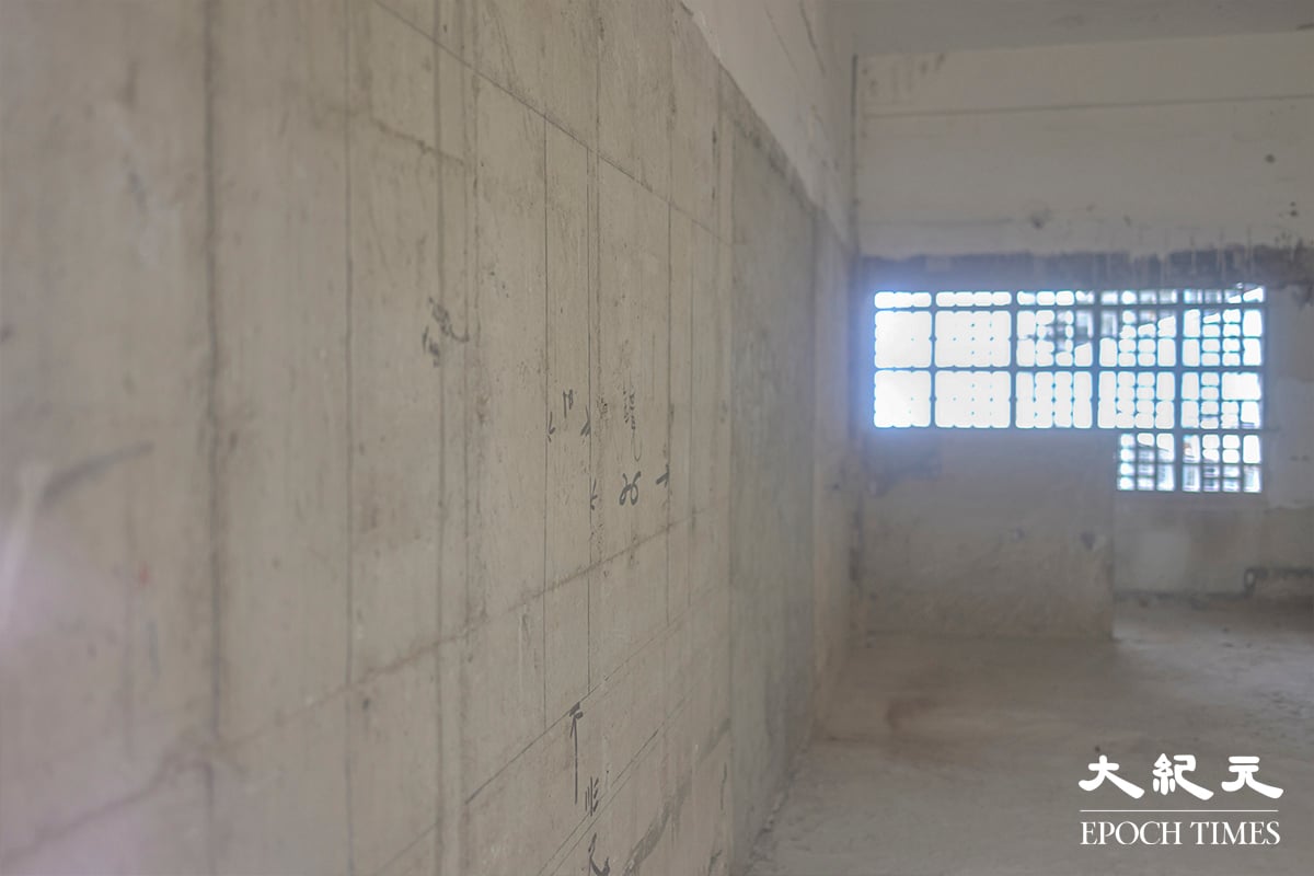 在上海華富理髮公司的內牆還有當年裝修師傅留下的痕跡。（陳仲明／大紀元）