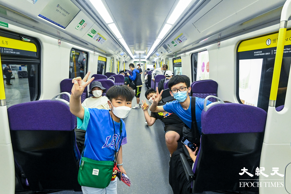 東鐵綫過海段的特別頭班車於早上5時18分由會展站開出，乘坐的市民都非常興奮。（宋碧龍／大紀元）