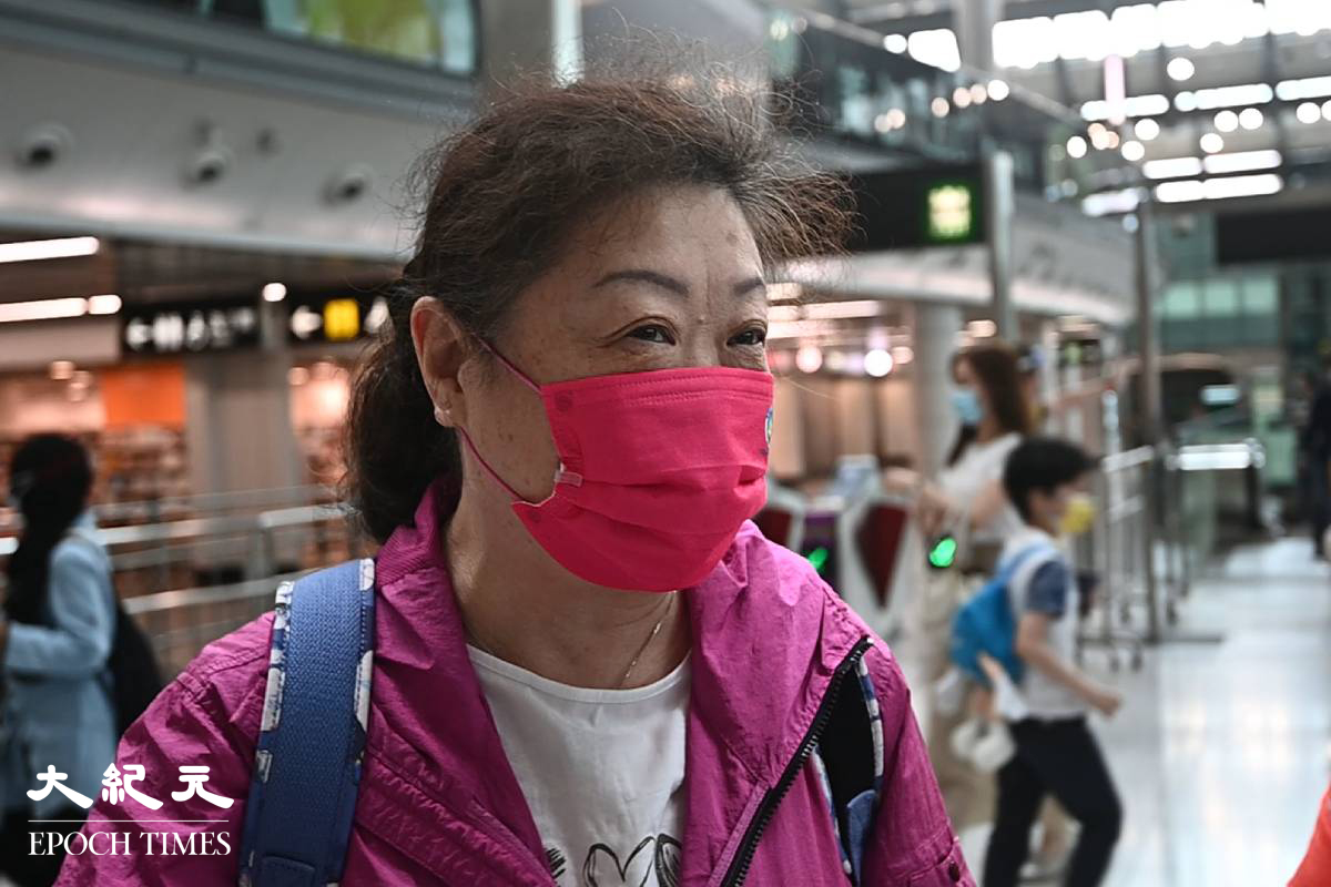 房小姐跟兩個朋友來到紅磡站，研究如何搭完巴士後，再轉乘火車，比較車程。（宋碧龍／大紀元）
