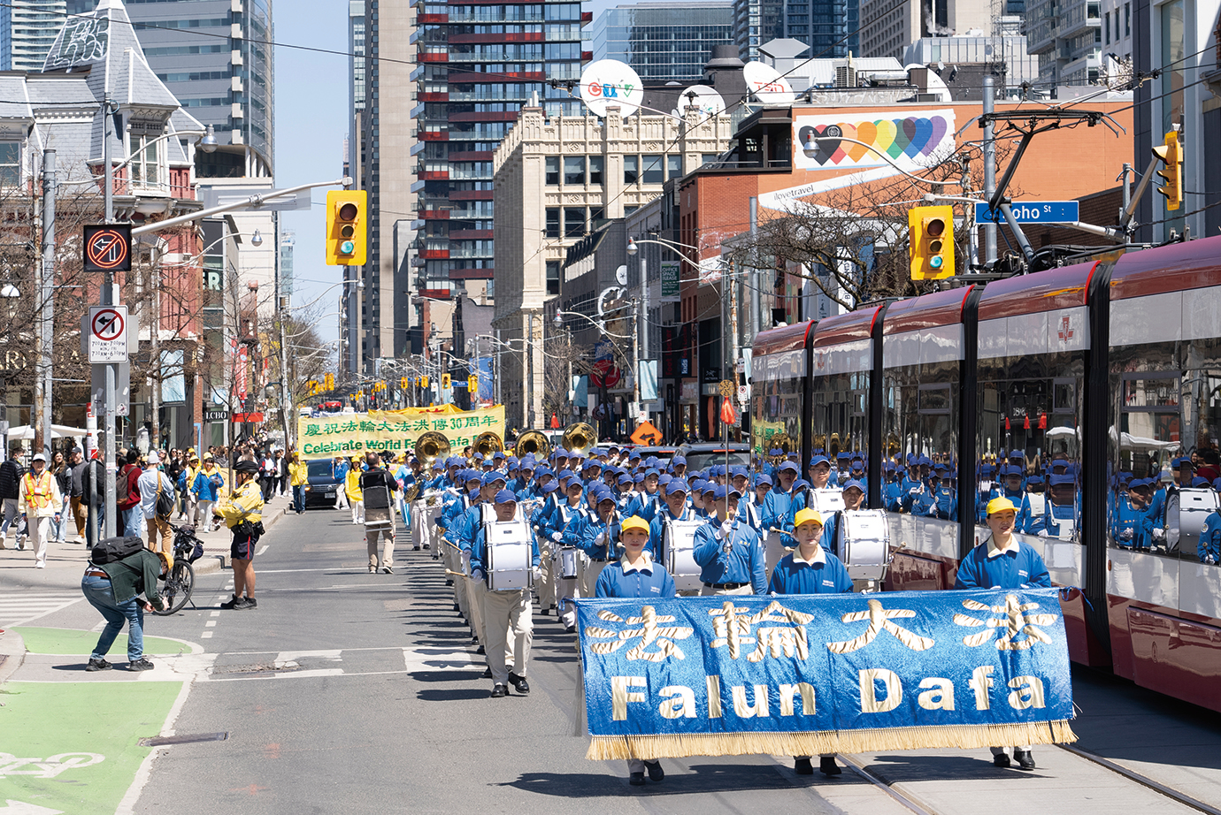 2022年5月7日，加拿大部份法輪功學員在多倫多市中心遊行，吸引許多路人觀看、錄像、拍照。（戴兵、艾文／大紀元）