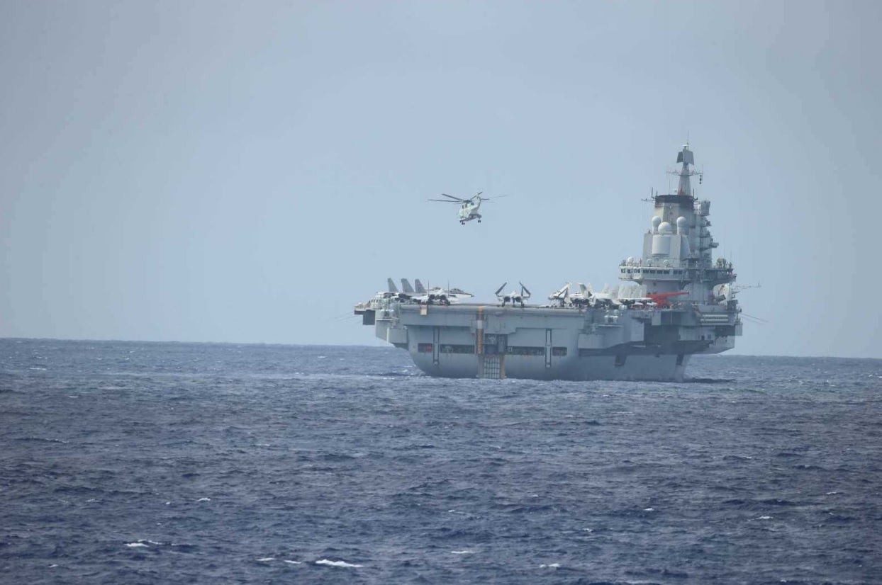 5月11日，中共海軍遼寧號航母繼續在日本沖繩縣石垣島南部海域軍演。（日本國防部統合幕僚監屬）