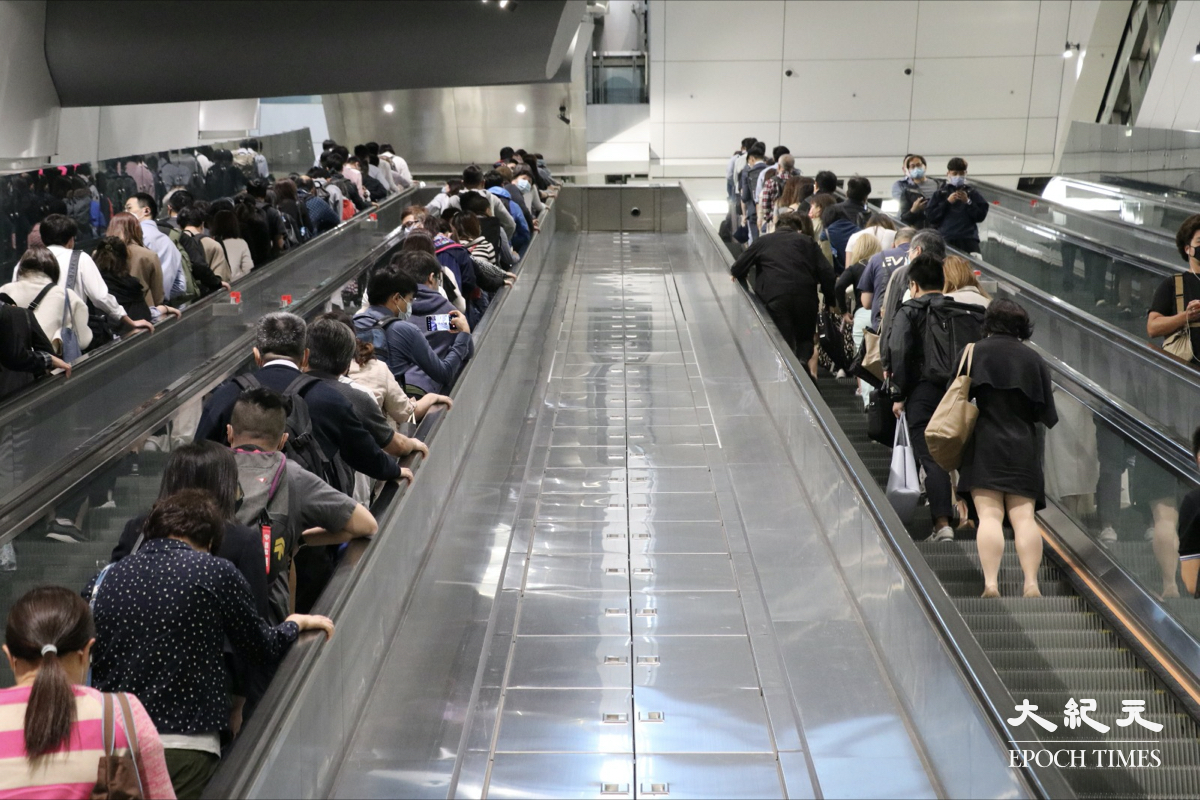 東鐵綫乘客下車後，乘搭電梯直達上層月台轉乘荃灣綫或港島綫。（唐健豐／大紀元）