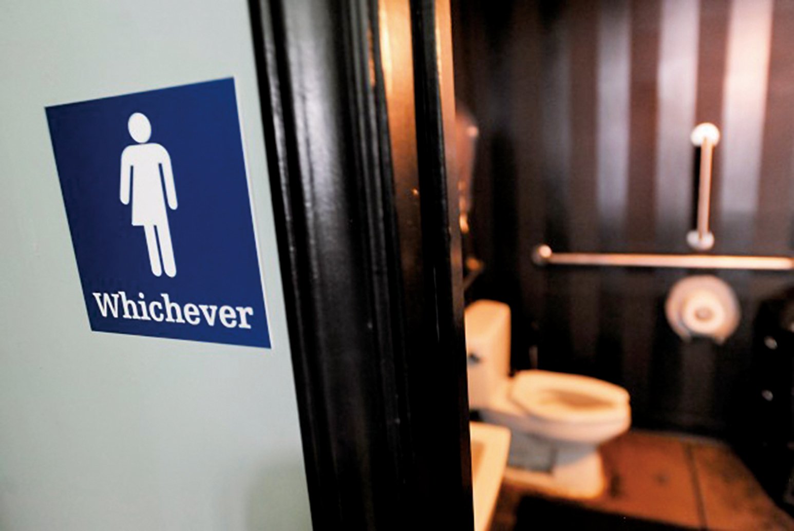 共產邪靈輸出變異文化，鼓吹男人可以隨意進入女廁所，並稱這種廁所為「友善廁所」。（Getty Images）