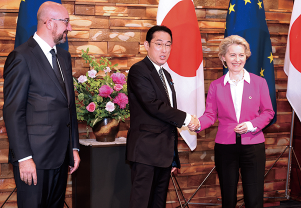 歐盟委員會主席馮德萊恩，5月12日在東京見過日本首相岸田文雄後就表示，莫斯科和北京之間的結盟，是歐盟和日本等西式民主國家的深切擔憂。圖為她與岸田文雄（中）握手。(Getty Images)