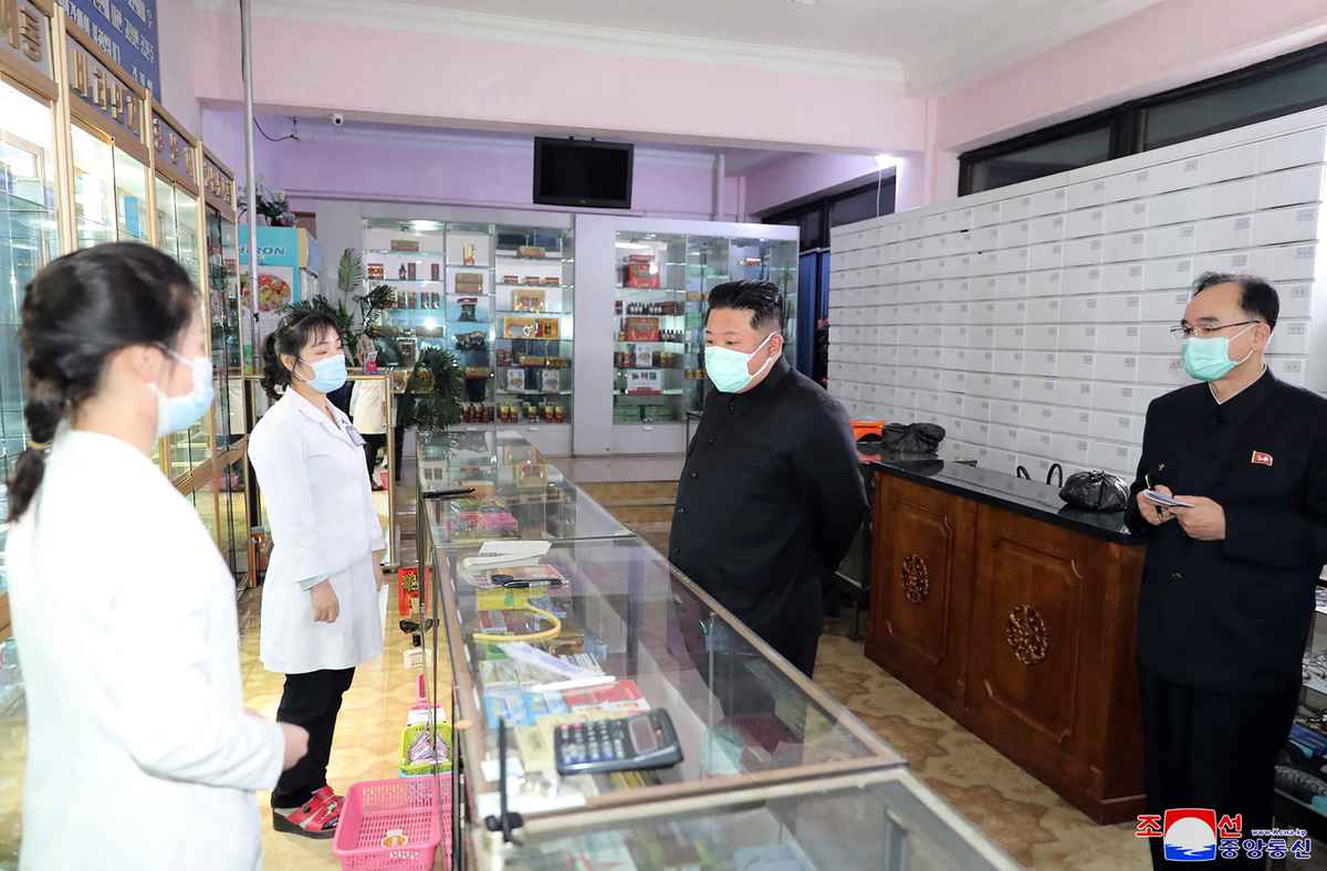 2022年5月16日，朝鮮領導人金正恩在平壤視察一家藥店。（STR / KCNA VIA KNS / AFP）