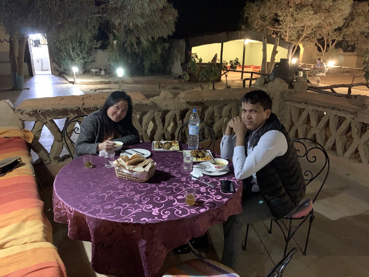 小霞和Said在沙漠共進晚餐。（受訪者提供）