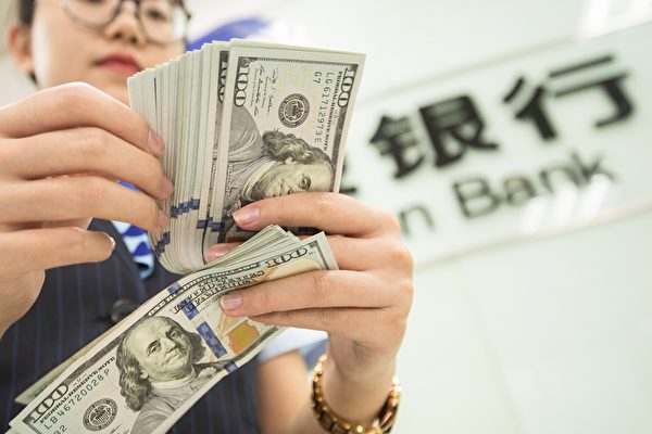中共官方數據顯示，外國投資者在4月連續第三個月減持人民幣債券。（STR/AFP via Getty Images）