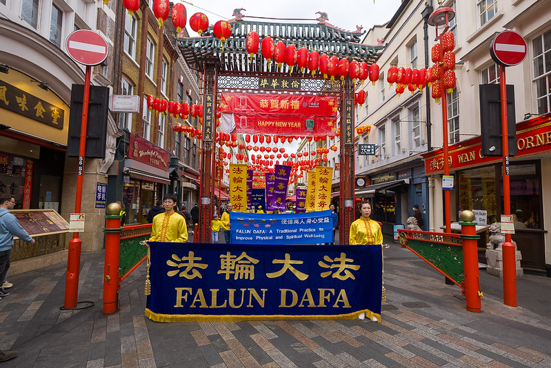 5月7日，英國部份法輪功學員和民眾遊行經過倫敦唐人街，慶祝5.13世界法輪大法日。（晏寧／大紀元）