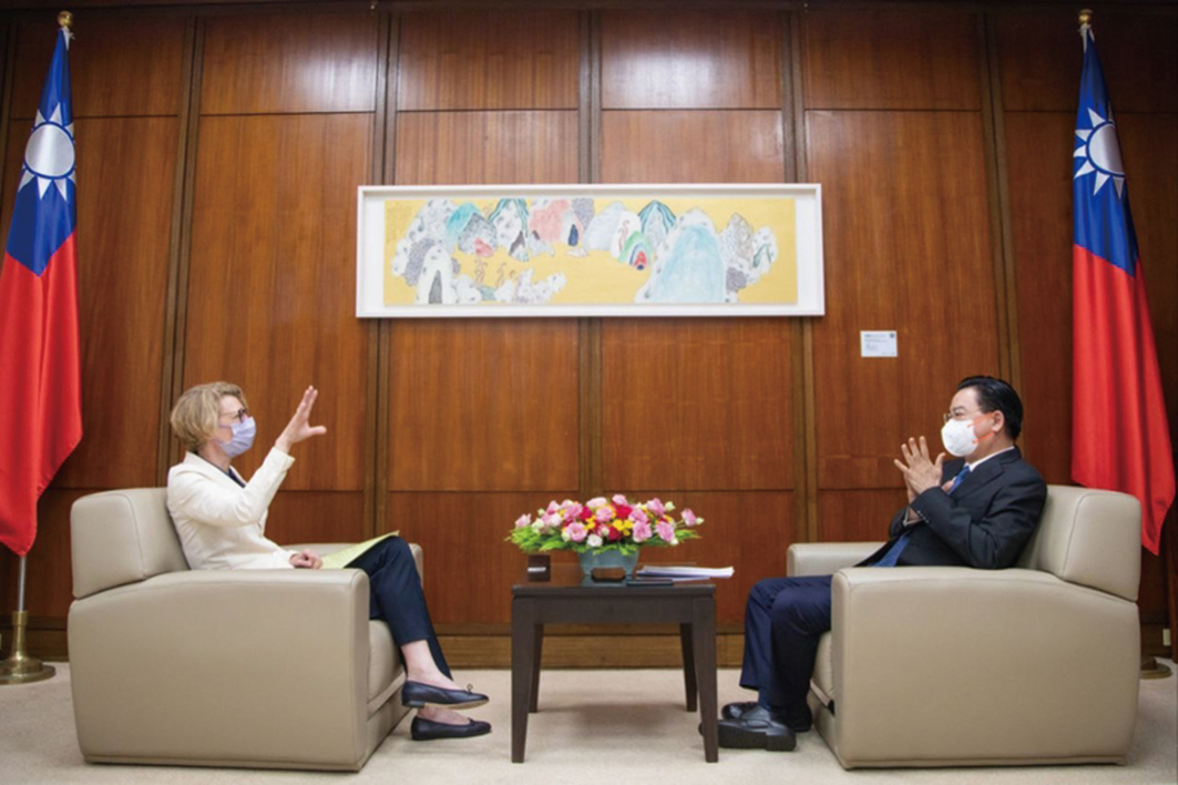 台灣外交部長吳釗燮2022年5月13日接受德國《法蘭克福廣訊報》（FAZ）駐東亞特派員Friederike Boge（左）專訪。（外交部提供）