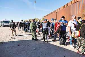 獨家：數萬非法移民 被以假釋放進美國