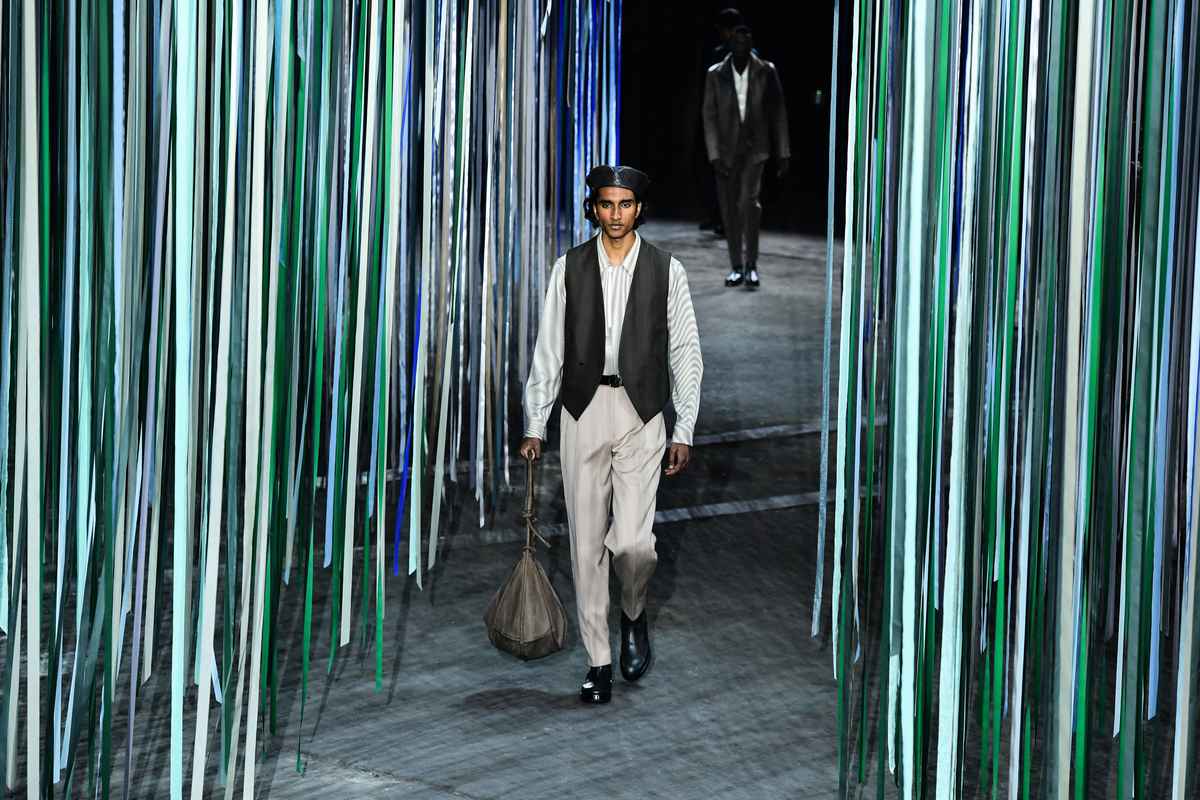 2020年1月10日，一名模特在米蘭 2020/21 秋冬男裝時裝系列中展示傑尼亞（Ermenegildo Zegna）的作品。（Miguel MEDINA / AFP）