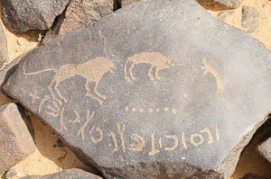 約旦發現兩千年前刻有圖案和文字的石頭