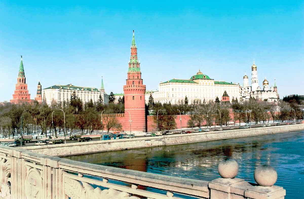 德瑞爾曾在克里姆林宮附近採訪了一位牧師。圖為從莫斯科河方向看克里姆林宮的建築群。（Quistnix/Wikipedia）