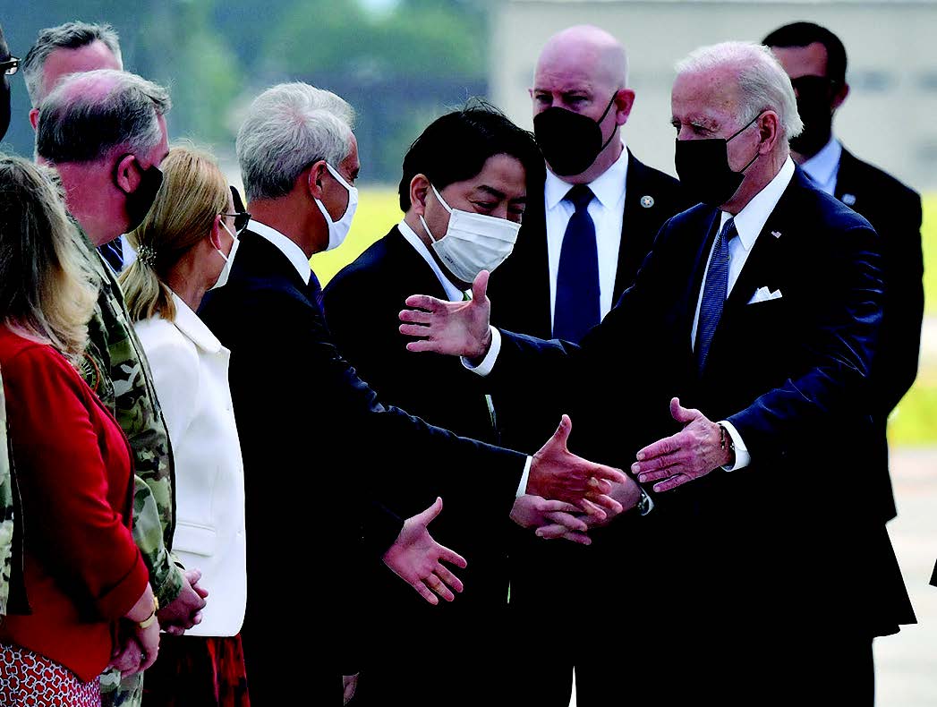 美國總統拜登於周日（5月22日）下午抵達日本，日本外相林義政（Yoshimasa Hayashi，中）和美國駐日本大使伊曼紐爾（Rahm Emanuel，左）迎接。(AFP)