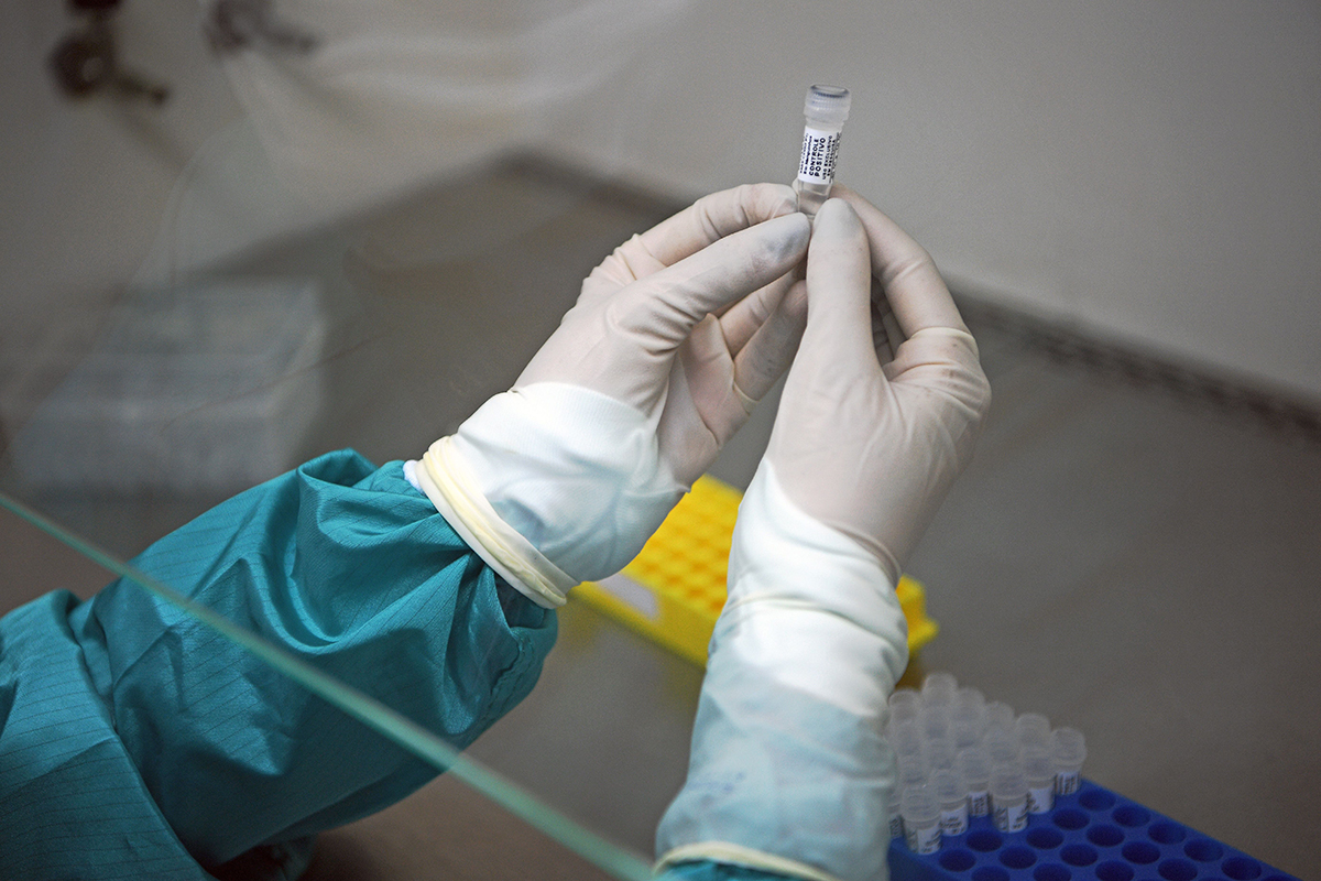 政府今日（24日）宣布，安老院、殘疾人士院舍及護養院員工須於5月25日至31日期間進行核酸檢測，已經完成2針疫苗接種的人士則可豁免。（CARL DE SOUZA/AFP via Getty Images）