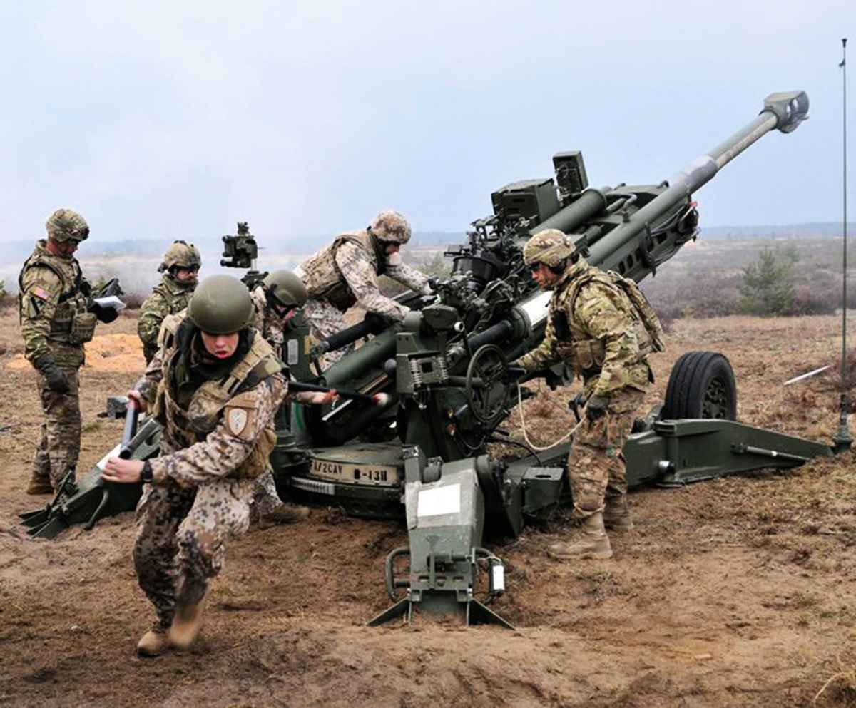 2015年3月27日，拉脫維亞士兵在SummerShield 行動中發射 M777 榴彈炮。（美國陸軍推特）