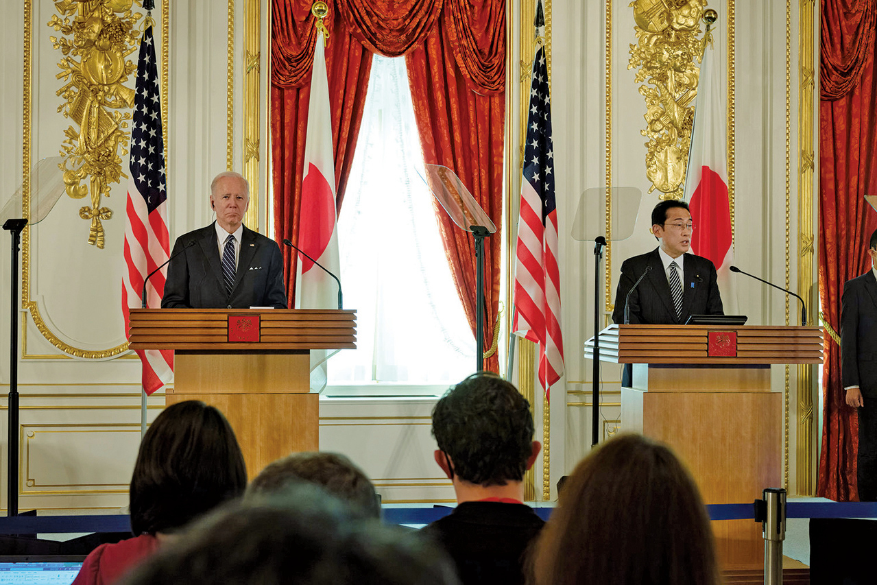 2022年5月23日，美國總統拜登（左）和日本首相岸田文雄在東京舉行新聞會。（Nicolas Datiche/POOL/AFP）