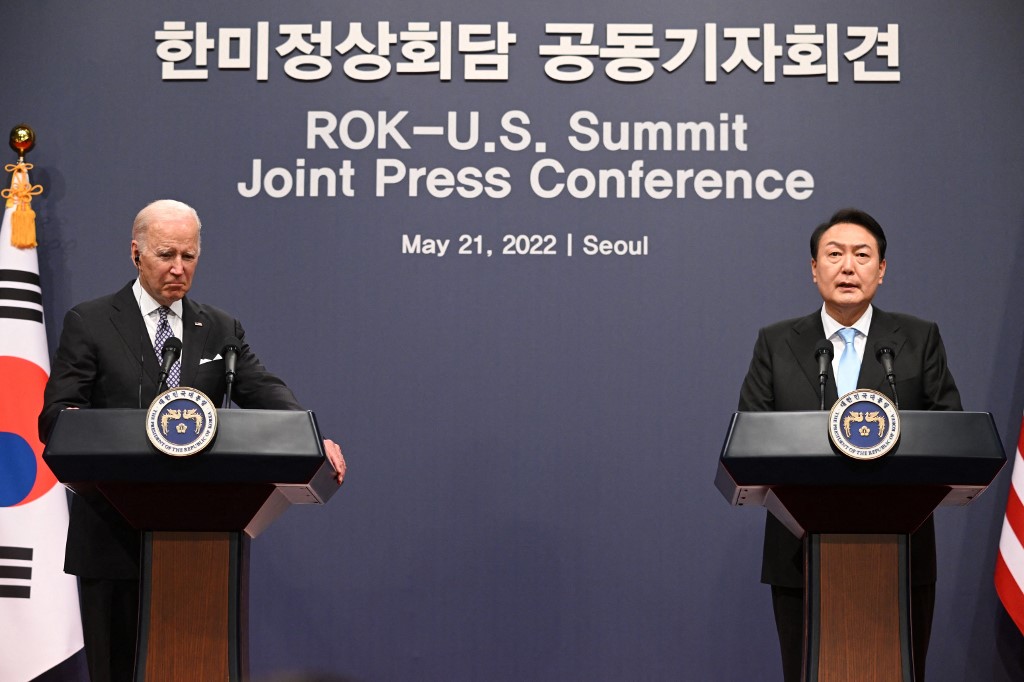 美國總統拜登上任後的首次亞洲之行始於韓國。韓美兩國日前表示，將建立全球全面戰略同盟。圖為2022年5月21日，尹錫悅和拜登舉行聯合記者招待會。（SAUL LOEB / AFP）
