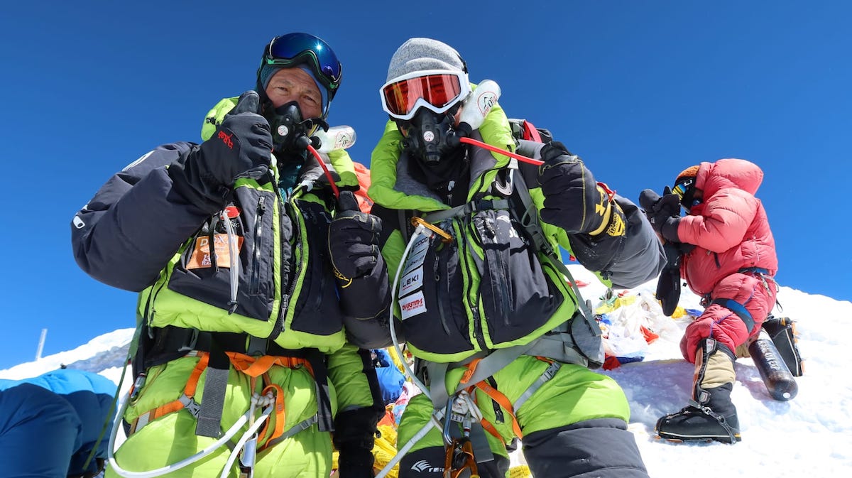 曾志成（左）與兒子曾朗傑（Bob）於5月12日登上世界最高峰——珠穆朗瑪峰，成為首對登上珠峰的港人父子。（曾志成提供）