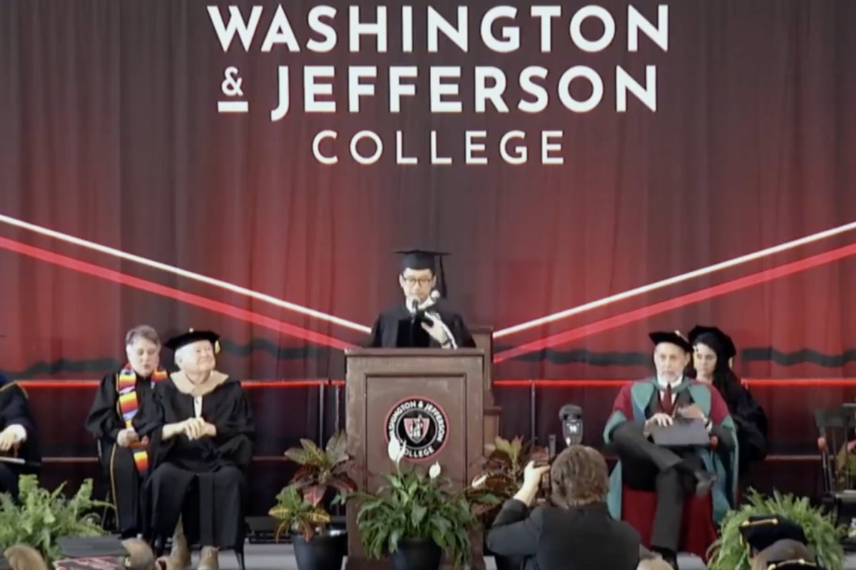 羅冠聰在美國華盛頓傑斐遜學院畢業典禮上發表演講。（羅冠聰Facebook）