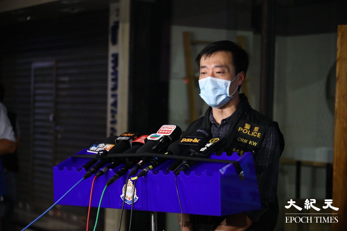 西九龍總區刑事部(行動)警司鍾雅倫，向傳媒交代案情。（胡琪／大紀元）