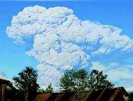 俄羅斯堪察加火山噴發 煙竄15公里