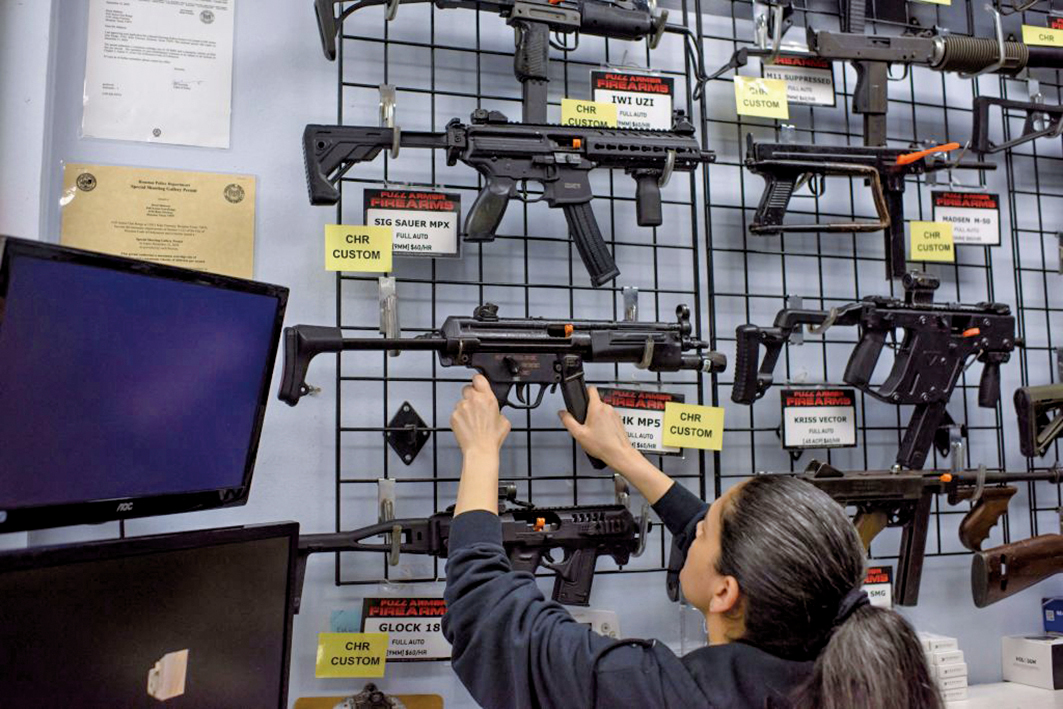 圖為2021年6月17日，德薩斯州侯斯頓的一家槍械店裏擺放的待售槍枝。（AFP）
