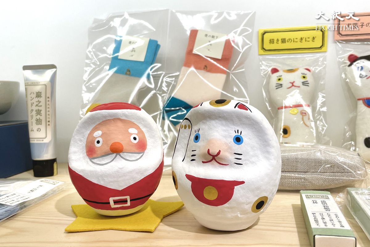 聖誕老人和貓貓造型的達摩，模樣趣怪十分可愛。（樂賢／大紀元）