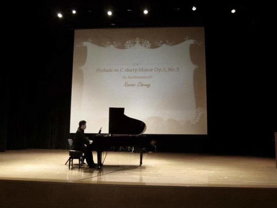 Xavier在香港浸會大學彈奏《升C小調前奏曲》。（受訪者提供）